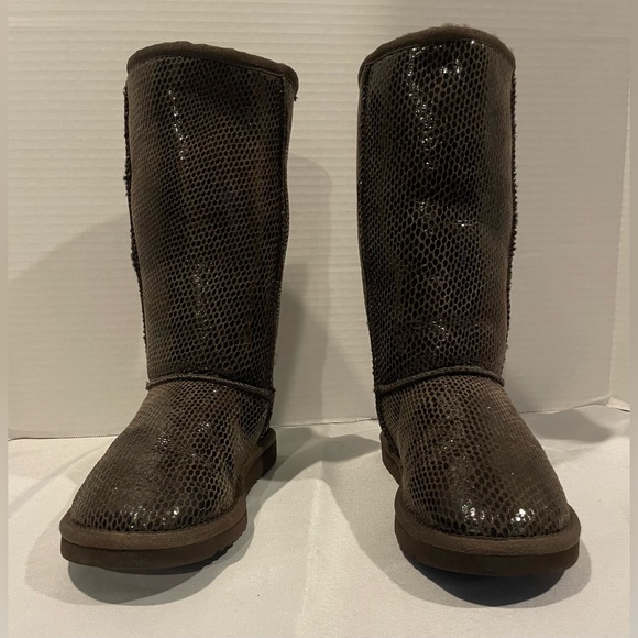 UGG Classic Tall Brown Snake Print Metallic Metal Tag Boot Women’s Size 5 - Picture 2 of 6